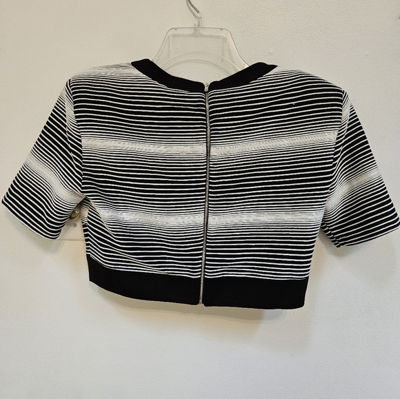 Elliatt NWT M expression monochrome stripe crop top black/white Back Zip - Picture 3 of 9